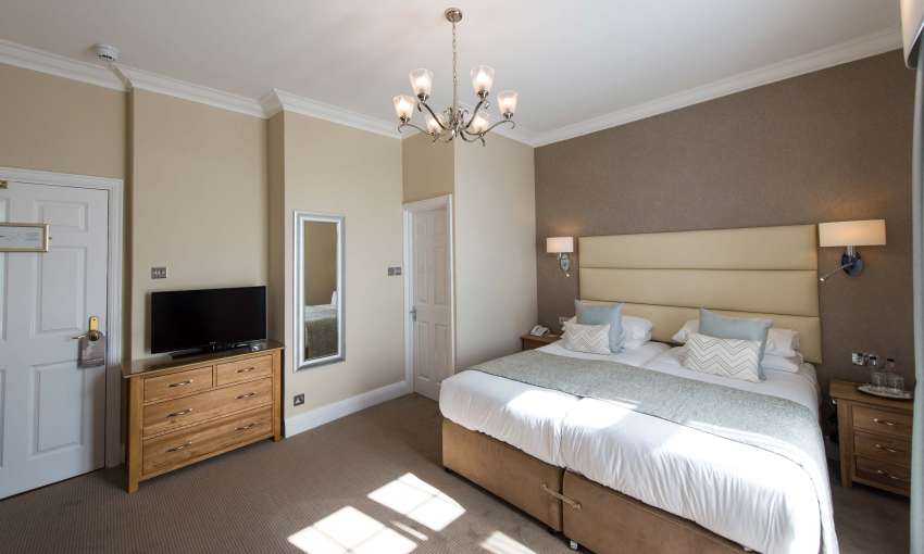 Belmont Hotel Inland Twin Double Accommodation Bed and Television