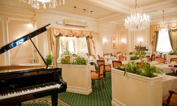 Belmont Hotel Restaurant Dining Room with Piano